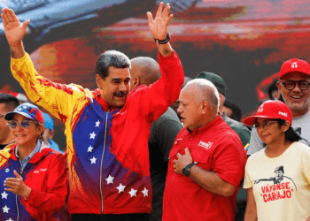 El jefe de Estado venezolano, Nicolás Maduro, conversa con el primer vicepresidente del partido de gobierno, Diosdado Cabello, durante un mitin político en Caracas, el 29 de febrero de 2024.