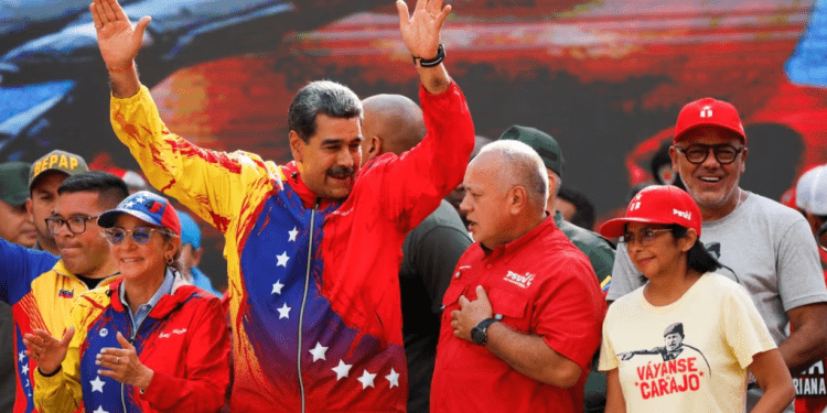 El jefe de Estado venezolano, Nicolás Maduro, conversa con el primer vicepresidente del partido de gobierno, Diosdado Cabello, durante un mitin político en Caracas, el 29 de febrero de 2024.
