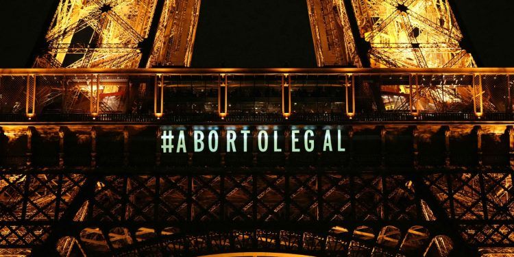 Francia: Primer país en proteger el derecho al aborto en su Constitución
