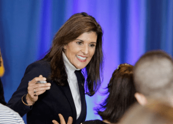 ARCHIVO - La candidata Nikki Haley saluda a sus simpatizantes en Portland, Maine, el 3 de marzo de 2024.