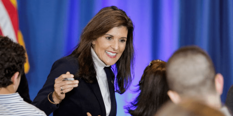 ARCHIVO - La candidata Nikki Haley saluda a sus simpatizantes en Portland, Maine, el 3 de marzo de 2024.