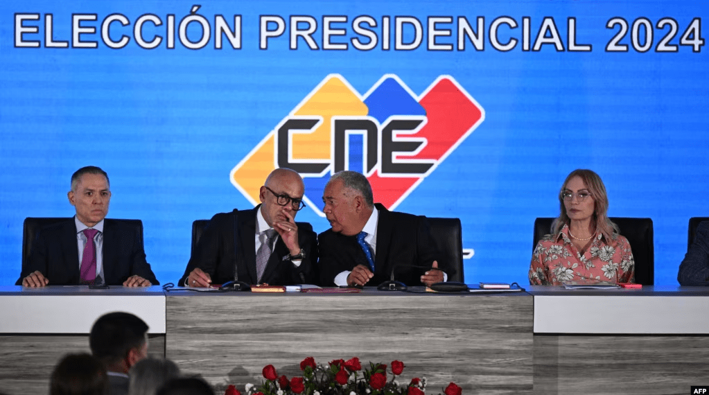 Jorge Rodríguez, presidente del Parlamento venezolano, y Elvis Amoroso, máximo representante del poder electoral, conversan durante una reunión para consignar las propuestas de cronograma electoral de este año, en Caracas, el 1 de marzo de 2024.