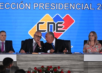 Jorge Rodríguez, presidente del Parlamento venezolano, y Elvis Amoroso, máximo representante del poder electoral, conversan durante una reunión para consignar las propuestas de cronograma electoral de este año, en Caracas, el 1 de marzo de 2024.