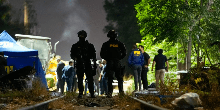 Las autoridades chilenas acordonan la zona donde fue hallada el cuerpo del exmilitar venezolano Ronland Ojeda, en Santiago de Chile, el 1 de marzo de 2024.