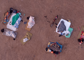 Migrantes venezolanos duermen al aire libre en un refugio temporal para migrantes administrado por una ONG, en Boa Vista, estado de Roraima, Brasil, el 8 de abril de 2023.