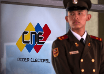 Un militar venezolano hace guardia el pasado 23 de abril en la sede del Consejo Nacional Electoral, que prevé publicar este lunes el padrón preliminar de votantes.