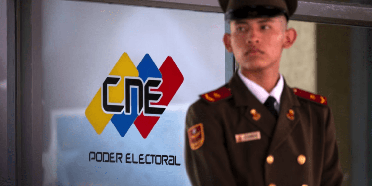 Un militar venezolano hace guardia el pasado 23 de abril en la sede del Consejo Nacional Electoral, que prevé publicar este lunes el padrón preliminar de votantes.