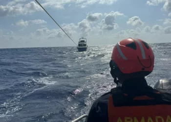 Armada de Colombia rescata a cinco turistas europeos que navegaban en velero a la deriva en el Caribe