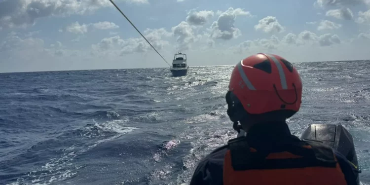 Armada de Colombia rescata a cinco turistas europeos que navegaban en velero a la deriva en el Caribe