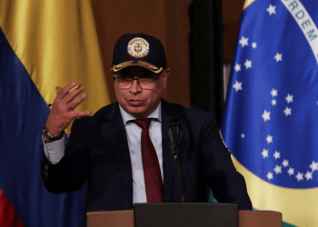 El presidente colombiano Gustavo Petro habla durante la inauguración de la Feria Internacional del Libro en Bogotá, Colombia, el 17 de abril de 2024. El mandatario desmintió informaciones sobre nuevas exigencias migratorias a venezolanos.