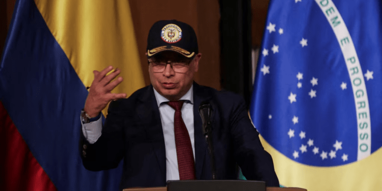 El presidente colombiano Gustavo Petro habla durante la inauguración de la Feria Internacional del Libro en Bogotá, Colombia, el 17 de abril de 2024. El mandatario desmintió informaciones sobre nuevas exigencias migratorias a venezolanos.