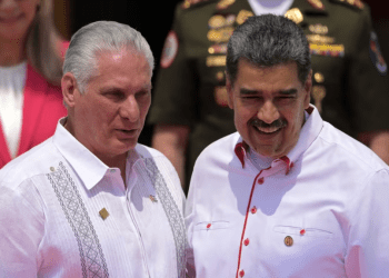 El presidente venezolano Nicolás Maduro sonríe al recibir a su homólogo cubano Miguel Díaz-Canel en el palacio de Miraflores, en Caracas, este 24 de abril de 2024.