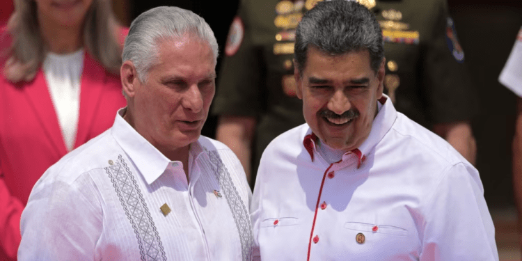 El presidente venezolano Nicolás Maduro sonríe al recibir a su homólogo cubano Miguel Díaz-Canel en el palacio de Miraflores, en Caracas, este 24 de abril de 2024.
