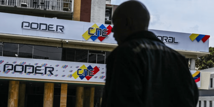 Un hombre camina frente a un punto de actualización de datos de votantes del CNE venezolano, en Caracas, el pasado 16 de abril de 2024.