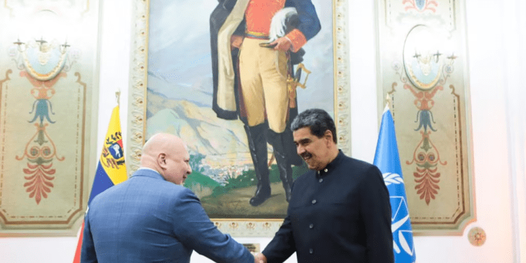 El fiscal de la Corte Penal Internacional, Karim Khan, saluda al presidente venezolano Nicolás Maduro en el palacio presidencial de Miraflores, en Caracas, este lunes 22 de abril, en una fotografía difundida por el despacho del jefe de Estado.