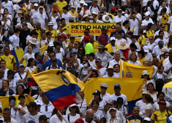 En esta vista aérea, manifestantes marchan contra el gobierno del presidente colombiano Gustavo Petro por las reformas de salud y pensiones en Cali, Colombia, el 21 de abril de 2024.