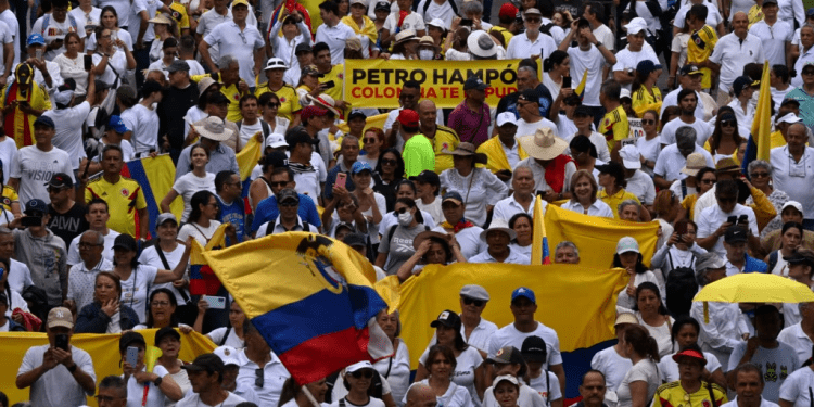 En esta vista aérea, manifestantes marchan contra el gobierno del presidente colombiano Gustavo Petro por las reformas de salud y pensiones en Cali, Colombia, el 21 de abril de 2024.