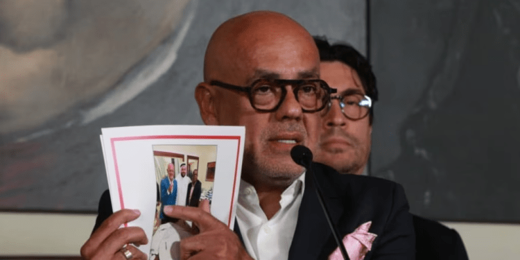 Jorge Rodríguez, presidente del Parlamento de mayoría oficialista de Venezuela muestra una fotografía en la que se le ve junto a Brian Nichols y el facilitador de Qatar durante un proceso directo de negociaciones.