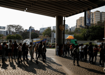Personas hacen cola para registrarse para votar este 16 de abril de 2024 y actualizar sus datos para las elecciones presidenciales del 28 de julio, mientras EEUU anunció que no renovará alivió a sanciones al sector de petróleo y gas de Venezuela.