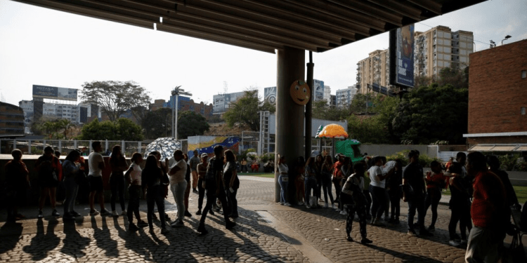 Personas hacen cola para registrarse para votar este 16 de abril de 2024 y actualizar sus datos para las elecciones presidenciales del 28 de julio, mientras EEUU anunció que no renovará alivió a sanciones al sector de petróleo y gas de Venezuela.