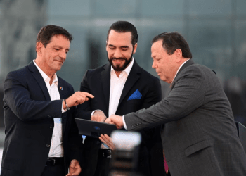 Eduardo López, presidente de Google Cloud para América Latina, el presidente de El Salvador, Nayib Bukele (centro) y William Duncan, embajador de Estados Unidos en El Salvador (izquierda) captados en la inauguración de la sede de Google en San Salvador el 15 de abril de 2024.