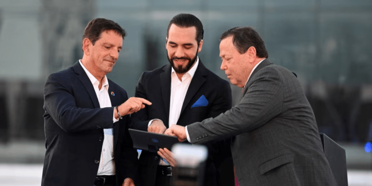 Eduardo López, presidente de Google Cloud para América Latina, el presidente de El Salvador, Nayib Bukele (centro) y William Duncan, embajador de Estados Unidos en El Salvador (izquierda) captados en la inauguración de la sede de Google en San Salvador el 15 de abril de 2024.