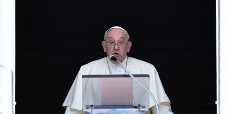 El papa Francisco habla desde una ventana del Vaticano durante el rezo dominical, el 14 de abril de 2024.