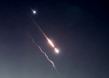 Objetos se observan cayendo en el cielo de Jerusalén después de un ataque iraní con drones y misiles el 14 de abril de 2024.