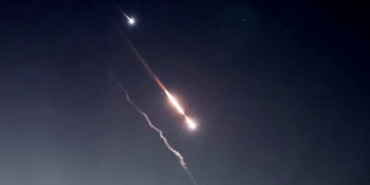 Objetos se observan cayendo en el cielo de Jerusalén después de un ataque iraní con drones y misiles el 14 de abril de 2024.