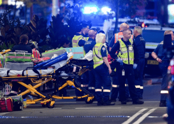 Miembros de los servicios de emergencia y policías aguardan a las afueras del centro comercial Westfield Bondi Junction en Sidney, Australia, tras un ataque de un hombre contra compradores y visitantes, este sábado 13 de abril de 2024