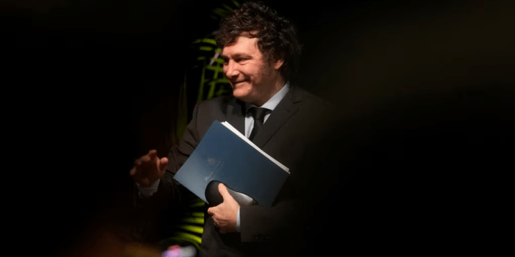 El presidente argentino Javier Milei sale del escenario después de hablar ante estudiantes de la Universidad Internacional de Florida el jueves 11 de abril de 2024, en North Miami, EEUU.
