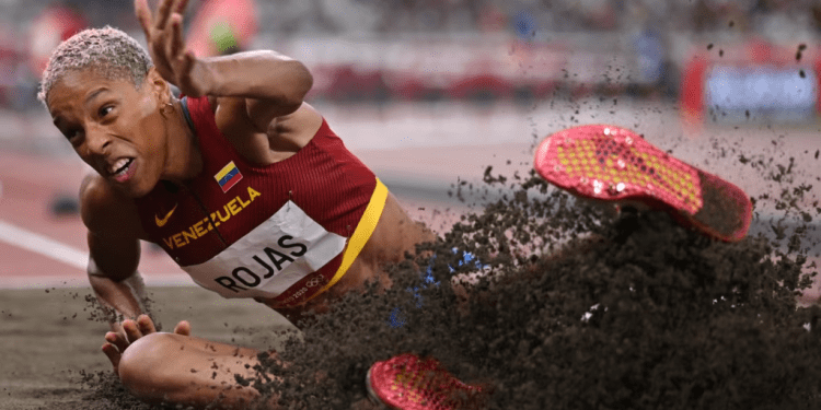 Yulimar Rojas, campeona olímpica venezolana, compite en la disciplina de Salto Triple en Tokyo, el 1 de agosto de 2021. La atleta no podrá participar en los Olímpicos de París porque se lesionó el talón de Aquiles izquierdo, informó.