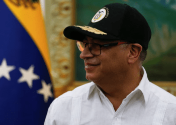 El presidente colombiano Gustavo Petro sonríe durante su reunión con el mandatario venezolano Nicolás Maduro en Caracas, el 9 de abril de 2024. Este miércoles, el jefe de Estado de Colombia anunció que se reuniría con la oposición venezolana