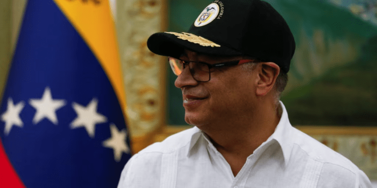 El presidente colombiano Gustavo Petro sonríe durante su reunión con el mandatario venezolano Nicolás Maduro en Caracas, el 9 de abril de 2024. Este miércoles, el jefe de Estado de Colombia anunció que se reuniría con la oposición venezolana