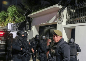 La policía irrumpe en la embajada de México en Quito, Ecuador, el viernes 5 de abril de 2024. La redada tuvo lugar horas después de que el gobierno mexicano concediera asilo político al exvicepresidente ecuatoriano Jorge Glas, buscado por presuntos actos de corrupción.