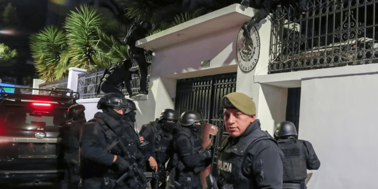 La policía irrumpe en la embajada de México en Quito, Ecuador, el viernes 5 de abril de 2024. La redada tuvo lugar horas después de que el gobierno mexicano concediera asilo político al exvicepresidente ecuatoriano Jorge Glas, buscado por presuntos actos de corrupción.