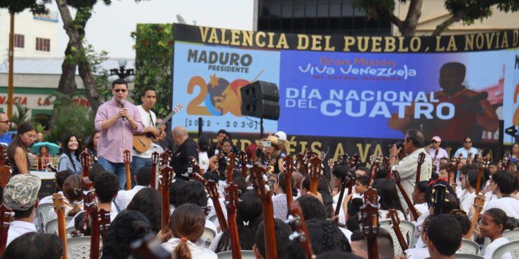 Valencia celebró, el Día Nacional del Cuatro con gran concierto en la plaza Bolívar de Valencia