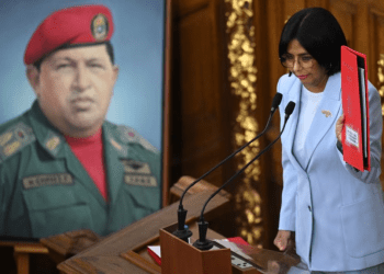 La vicepresidenta venezolana Delcy Rodríguez presenta al parlamento de su país el proyecto de ley contra el fascismo y neofascismo, en Caracas, el 2 de abril de 2024.