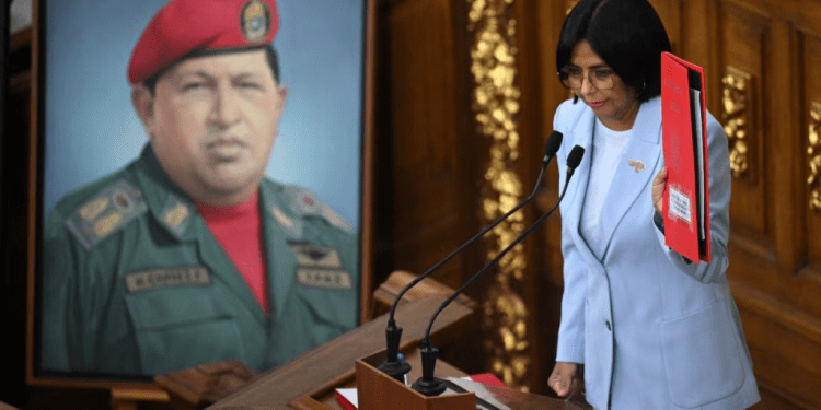La vicepresidenta venezolana Delcy Rodríguez presenta al parlamento de su país el proyecto de ley contra el fascismo y neofascismo, en Caracas, el 2 de abril de 2024.