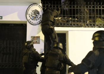 Fuerzas especiales de la policía ecuatoriana ingresan a la embajada de México en Quito para arrestar al exvicepresidente de Ecuador, Jorge Glas, el 5 de abril de 2024.