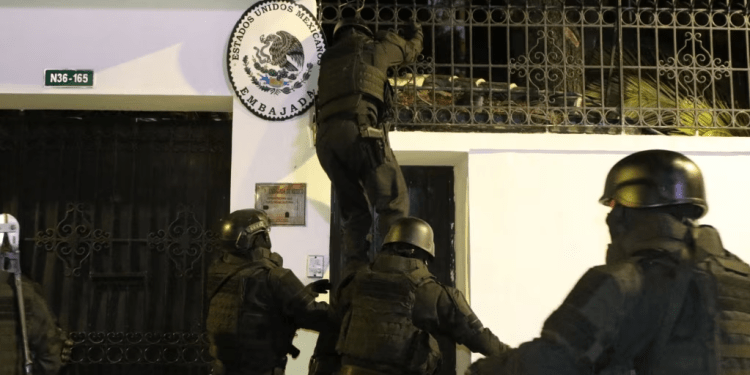 Fuerzas especiales de la policía ecuatoriana ingresan a la embajada de México en Quito para arrestar al exvicepresidente de Ecuador, Jorge Glas, el 5 de abril de 2024.