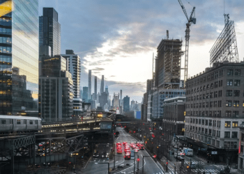 Vista de Manhattan y el puente de Queensboro en el distrito de Queens de Nueva York el 1 de abril de 2024.