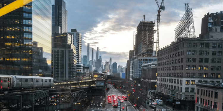 Vista de Manhattan y el puente de Queensboro en el distrito de Queens de Nueva York el 1 de abril de 2024.