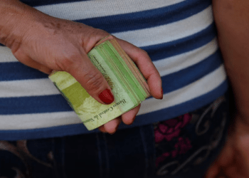Un pasajero aguarda para pagar su boleto en una unidad de transporte público en Caracas, en marzo de 2018. La inflación del primer trimestre del año fue de 4,1%, de acuerdo con el Banco Central de Venezuela.