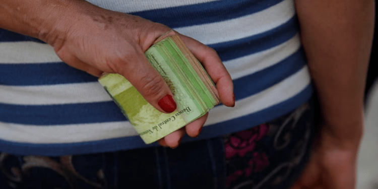 Un pasajero aguarda para pagar su boleto en una unidad de transporte público en Caracas, en marzo de 2018. La inflación del primer trimestre del año fue de 4,1%, de acuerdo con el Banco Central de Venezuela.