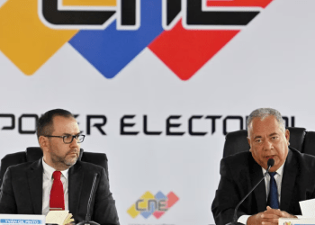 Elvis Amoroso, presidente del CNE venezolano, a la derecha, habla en conferencia de prensa luego de reunirse con el canciller Yván Gil, con quien discutió sobre las misiones de observadores internacionales, en Caracas, este jueves 4 de abril de 2024.