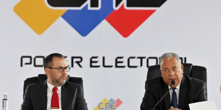 Elvis Amoroso, presidente del CNE venezolano, a la derecha, habla en conferencia de prensa luego de reunirse con el canciller Yván Gil, con quien discutió sobre las misiones de observadores internacionales, en Caracas, este jueves 4 de abril de 2024.