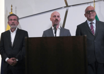 El diplomático noruego Dag Nylander habla entre los delegados jefe de la oposición y el oficialismo, Gerardo Blyde y Jorge Rodríguez, en México, el 27 de septiembre de 2021. El secretario de Estado de Noruega visitó Caracas para verse con Blyde y Rodríguez.