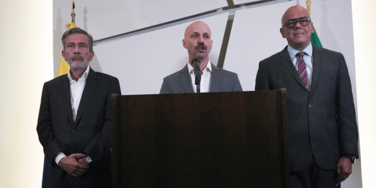 El diplomático noruego Dag Nylander habla entre los delegados jefe de la oposición y el oficialismo, Gerardo Blyde y Jorge Rodríguez, en México, el 27 de septiembre de 2021. El secretario de Estado de Noruega visitó Caracas para verse con Blyde y Rodríguez.