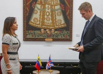 Cancillería entregó una Nota de Protesta a Embajada del Reino Unido por usar una bandera de Venezuela sin las ocho estrellas